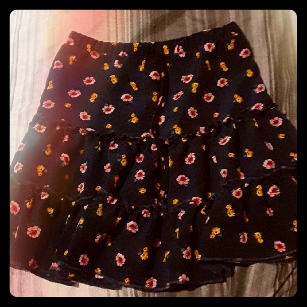 This is a cute mid thigh skirt. - Picture 1 of 3